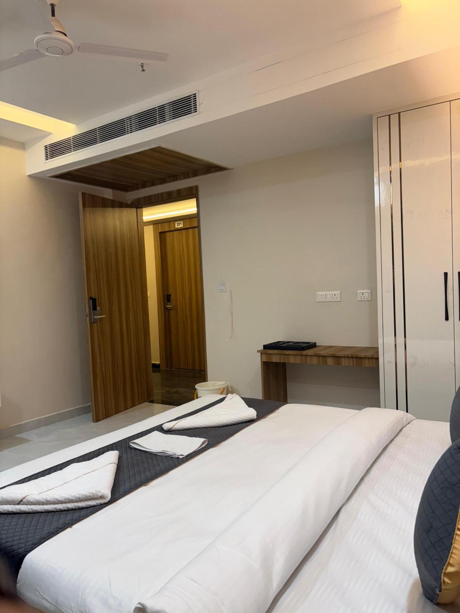 The Janki Hotel Ayodhya ภายนอก รูปภาพ