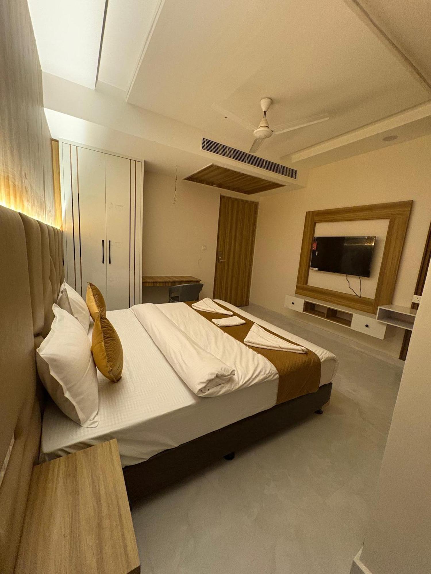 The Janki Hotel Ayodhya ภายนอก รูปภาพ