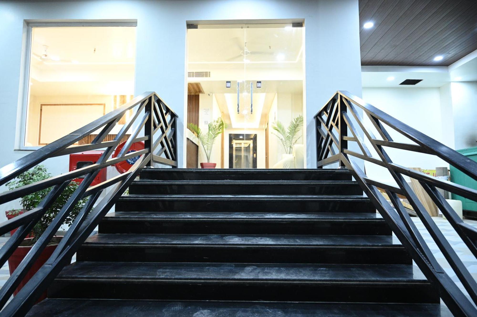 The Janki Hotel Ayodhya ภายนอก รูปภาพ