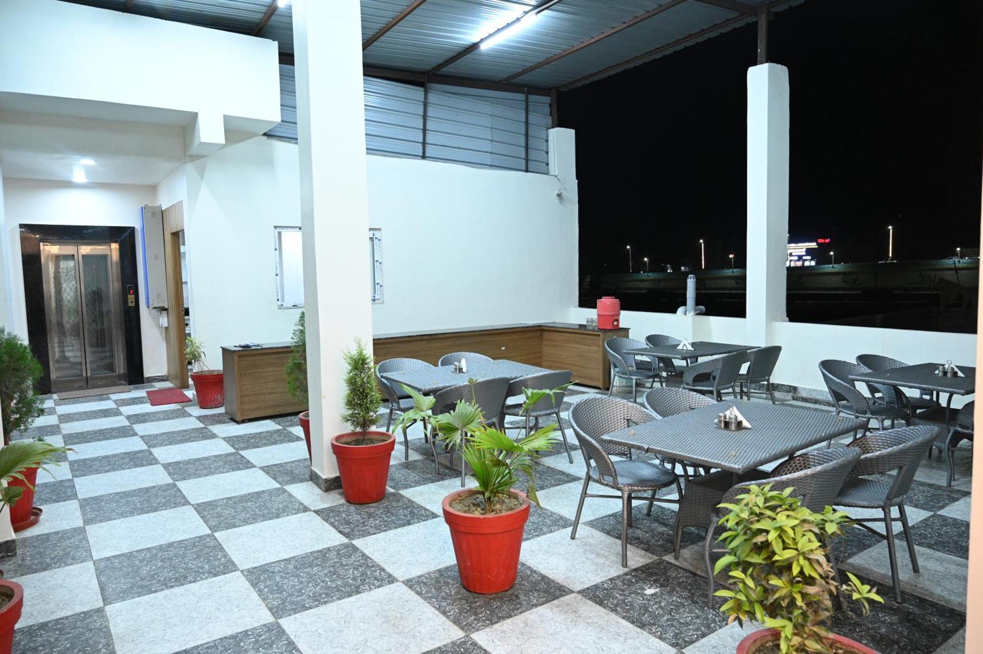 The Janki Hotel Ayodhya ภายนอก รูปภาพ