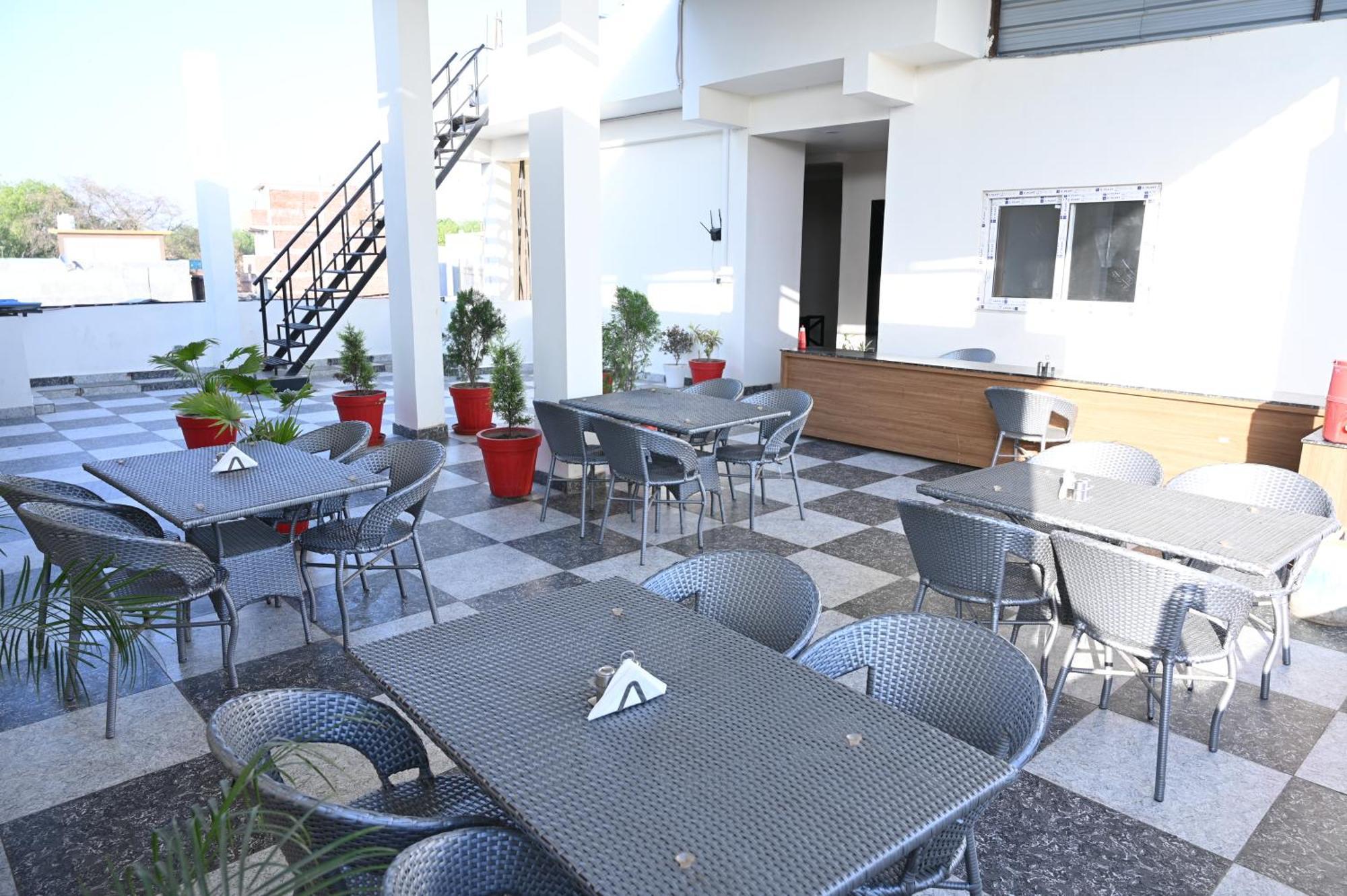 The Janki Hotel Ayodhya ภายนอก รูปภาพ